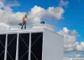 foto de torre de refrigeração com um trabalhador em inspeção