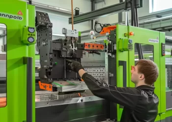 troca de moldes em uma injetora de plástico