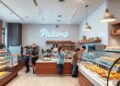 Padaria moderna com balcao de atendimento e vitrines de produtos