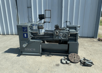 torno em um pátio industrial