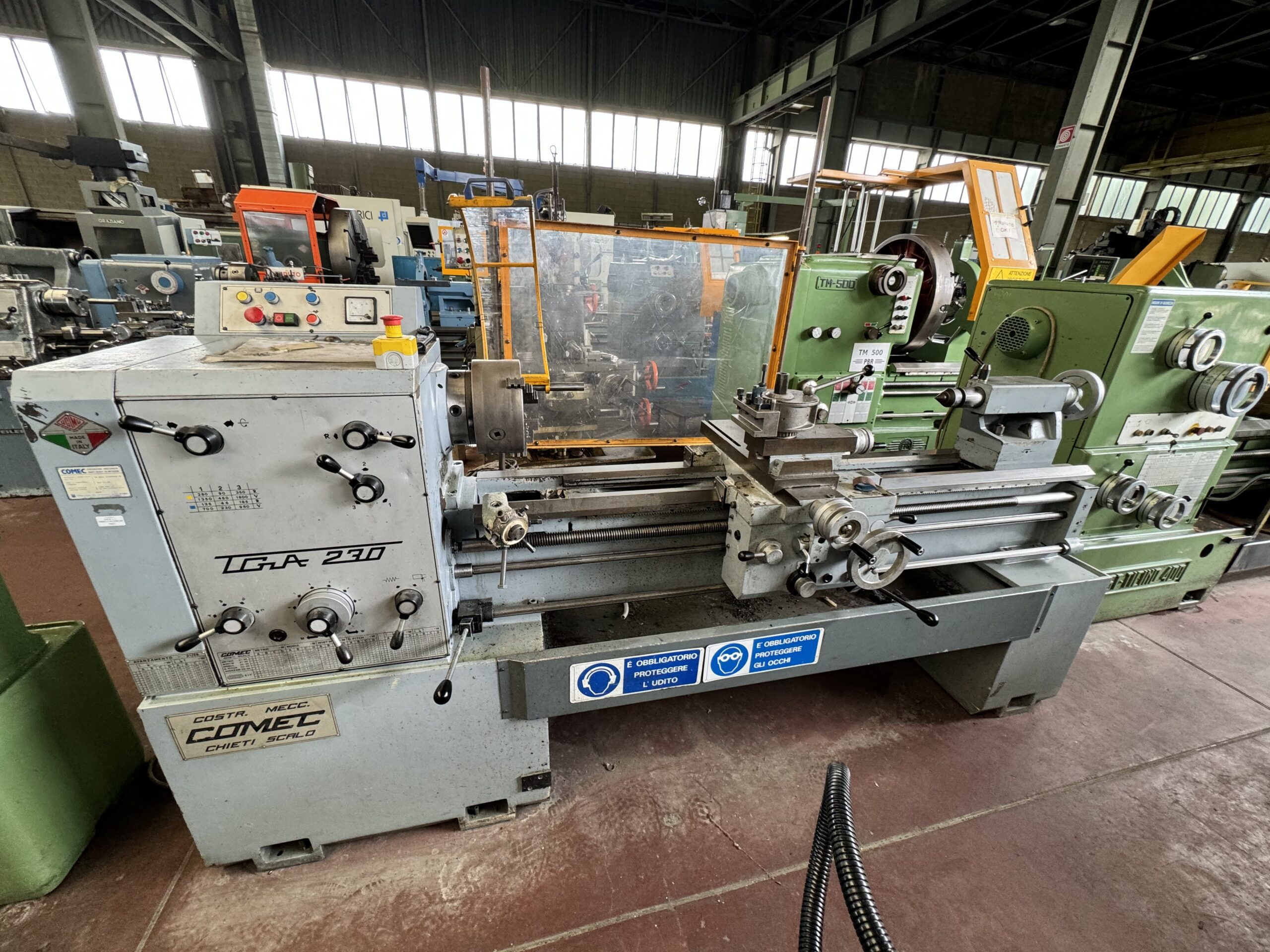Torno mecânico de grande porte em operação industrial
