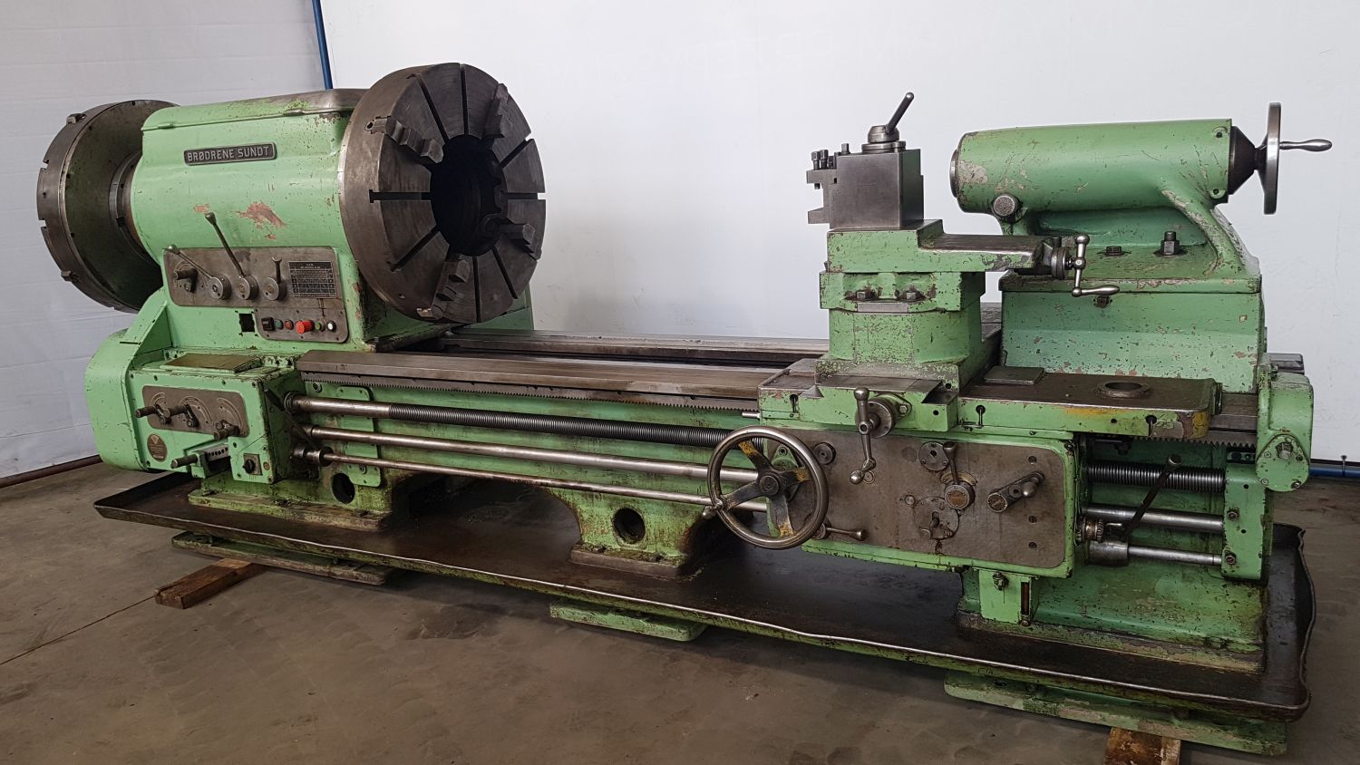 Torno horizontal industrial em funcionamento