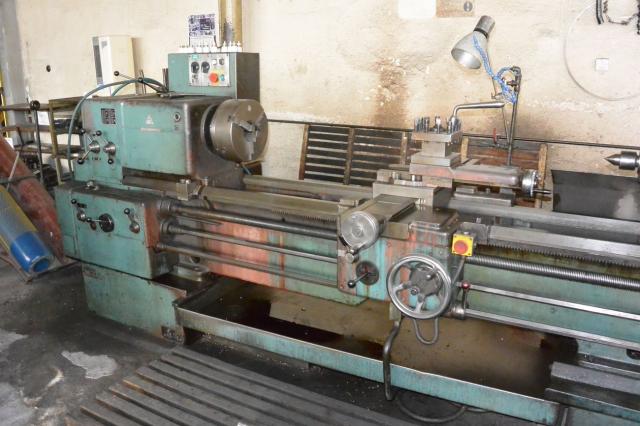 Torno mecânico em indústria de metalurgia pesada