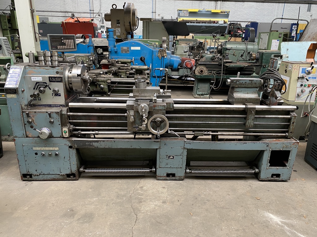 Torno de pequeno porte em ambiente industrial