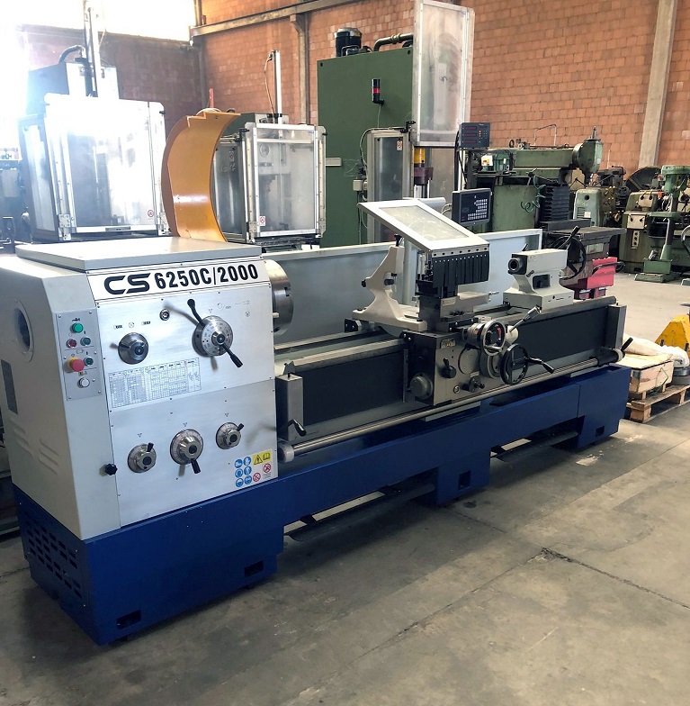 Torno mecânico tradicional usado em indústria metalúrgica