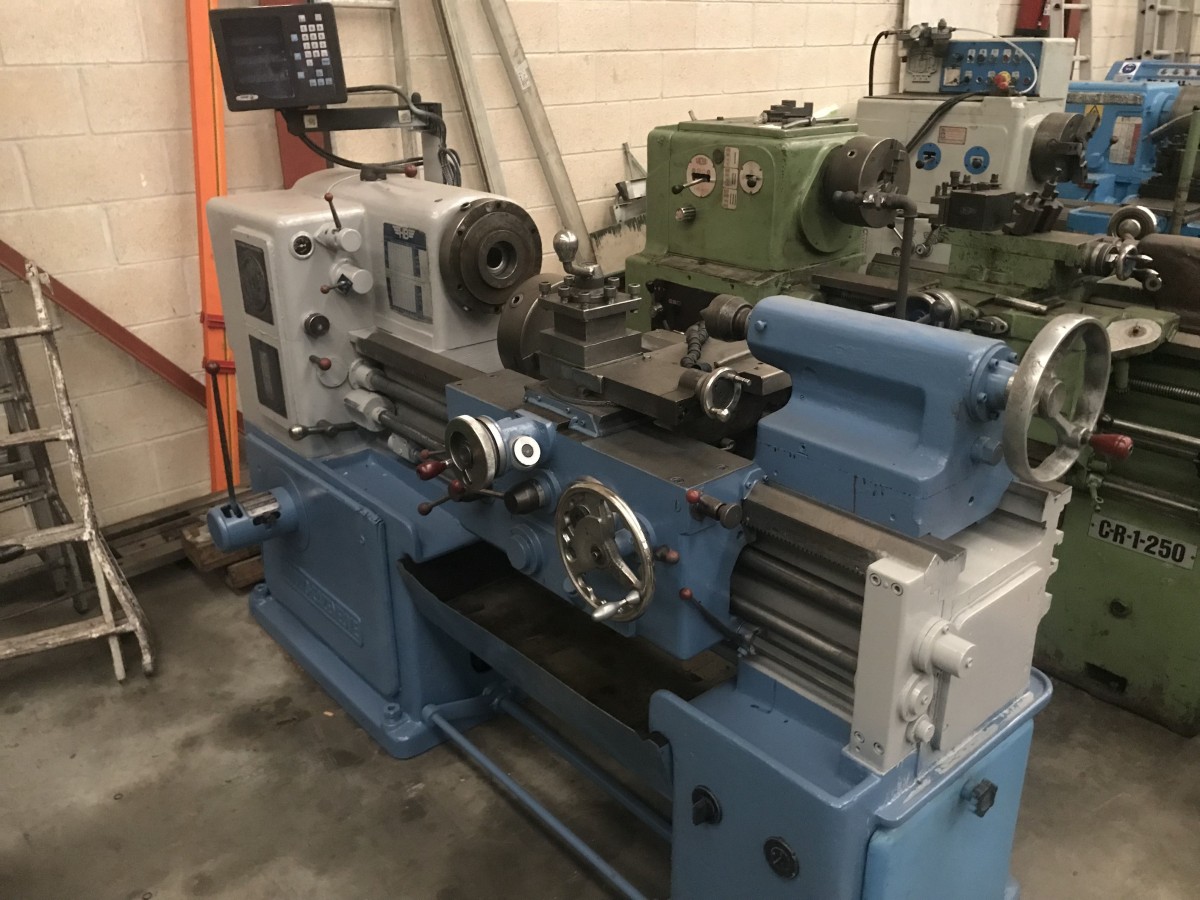 Torno mecânico usado em oficina industrial