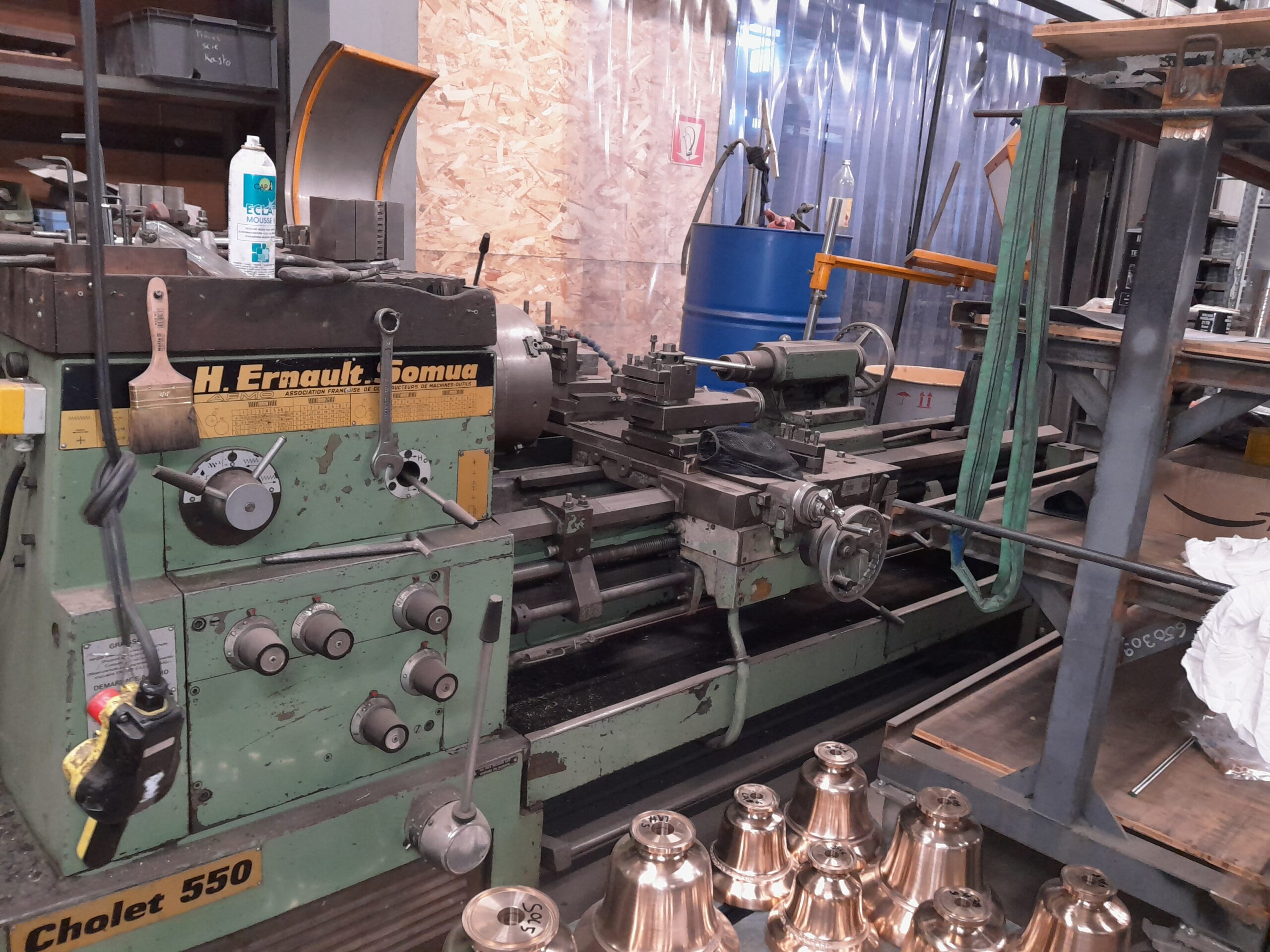 Torno industrial aplicado em metalurgia de precisão