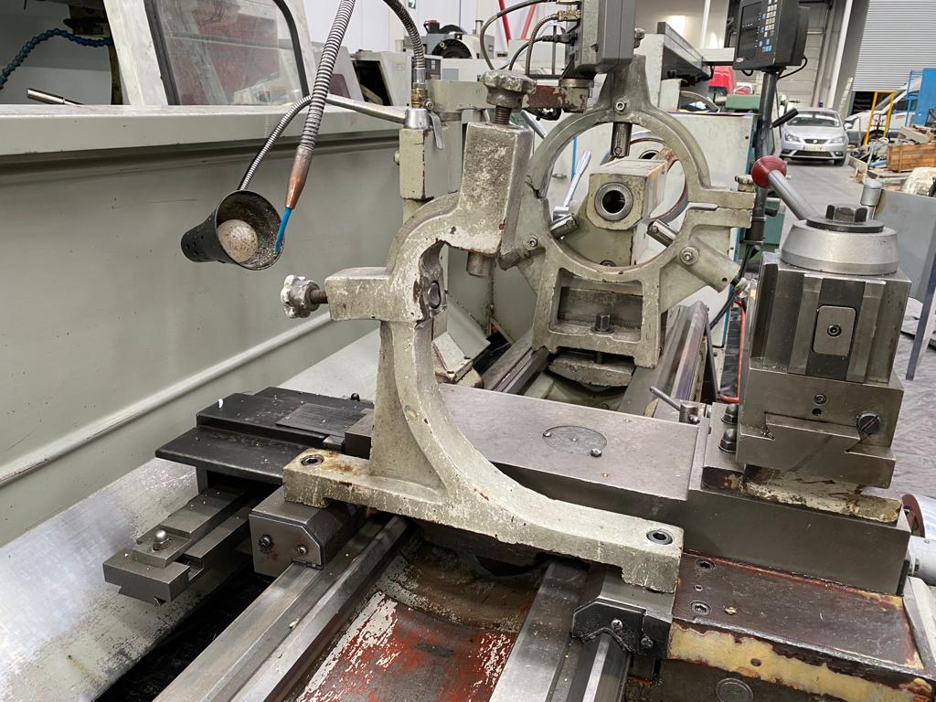 Torno mecânico em oficina no estado de Minas Gerais