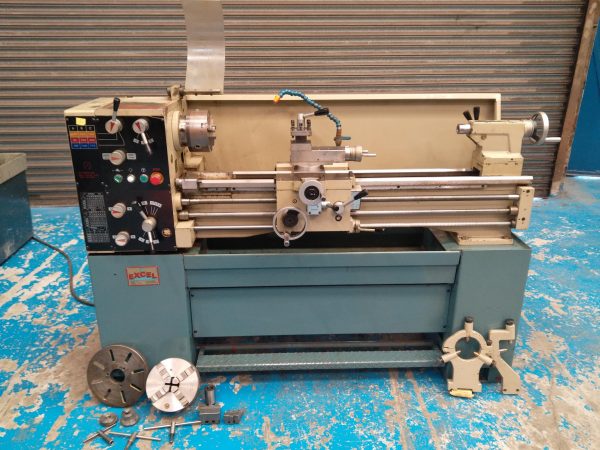 Torno industrial moderno em oficina mecânica