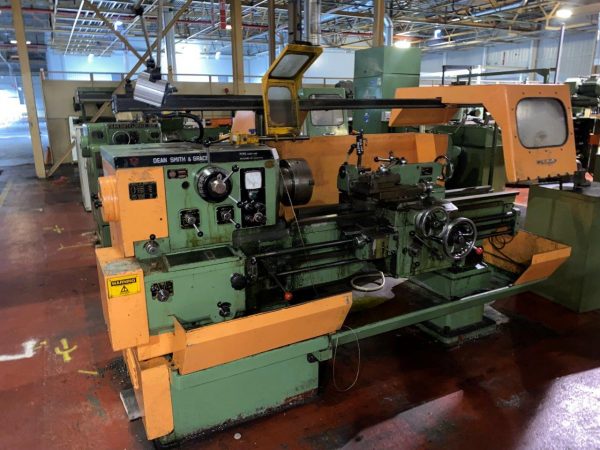 Torno multifuncional usado em produção industrial