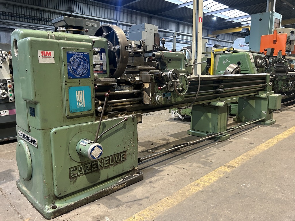 Torno industrial usado em oficina mecânica