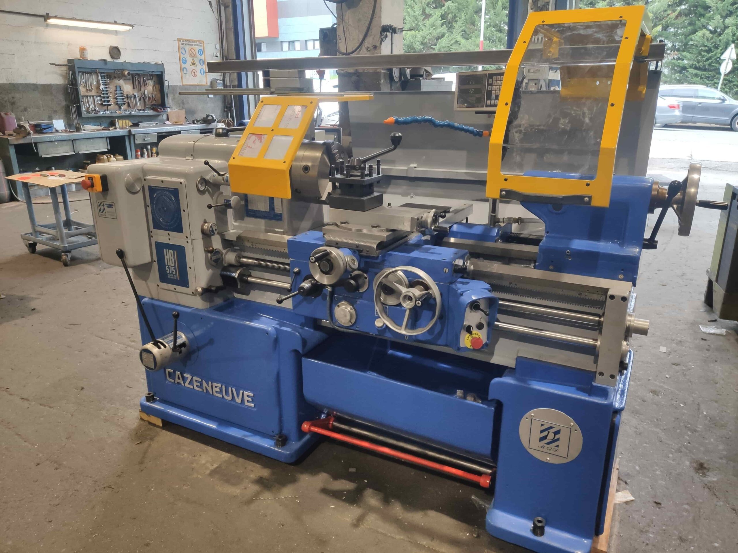 Torno mecânico em oficina de manutenção industrial