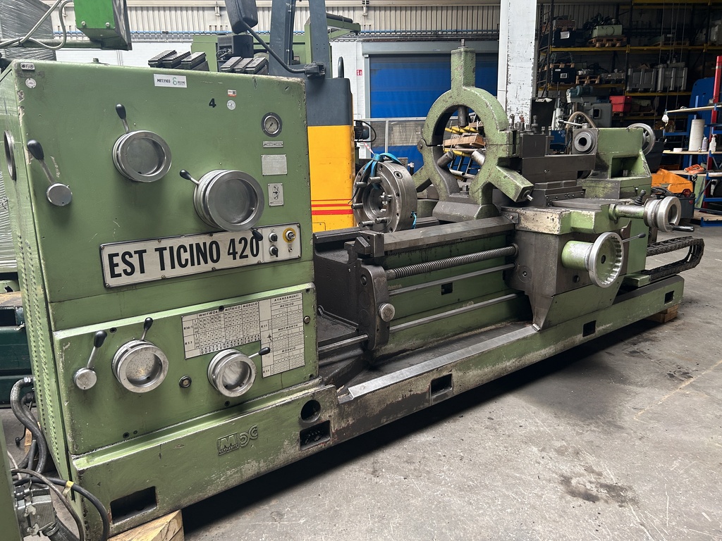 Torno industrial usado em oficina mecânica