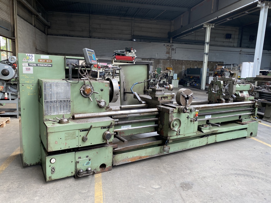 Torno industrial em oficina mecânica de pequeno porte