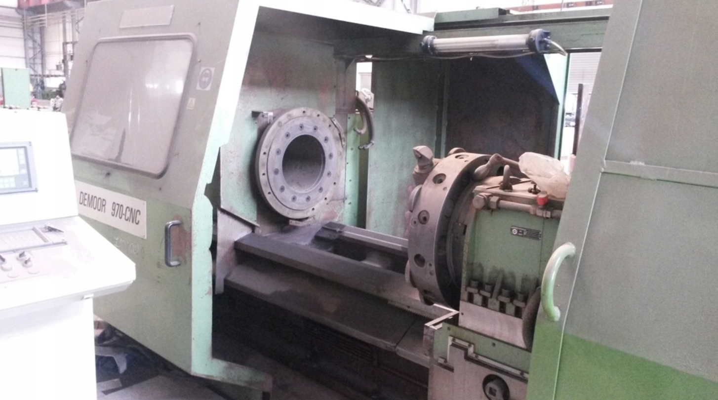 Torno mecânico de precisão em oficina industrial