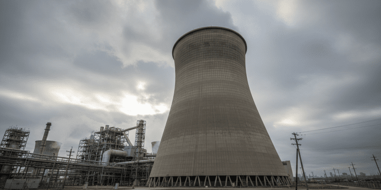 como funciona uma torre de resfriamento industrial
