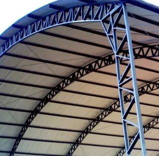 Cobertura metálica arqueada fabricada com calandra