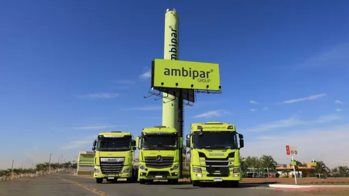 Caminhões da empresa Ambipar