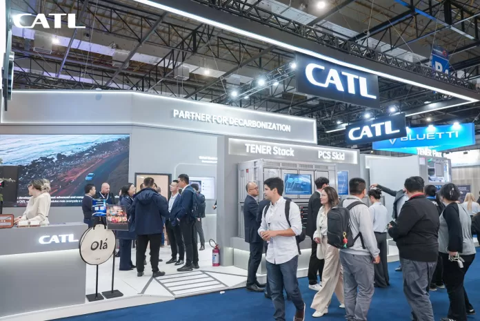 Estande da empresa CATL em feira