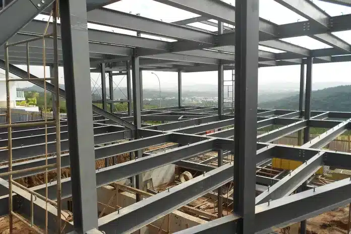vigas de aço em construção de prédio