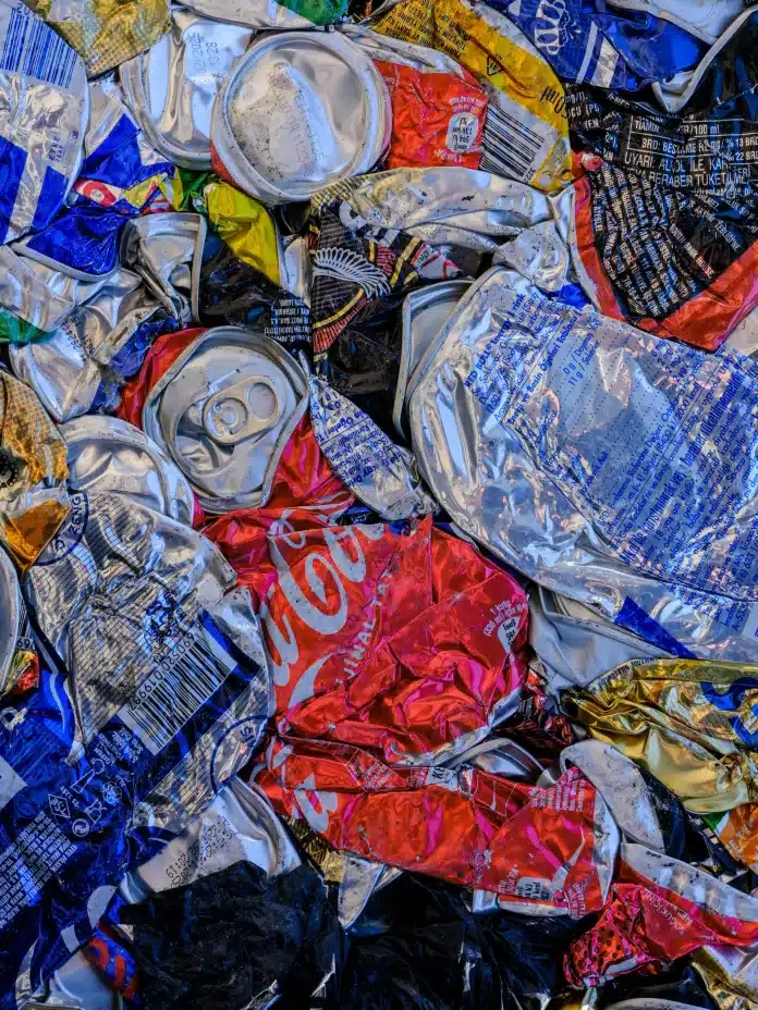 latas de alumínio amassadas