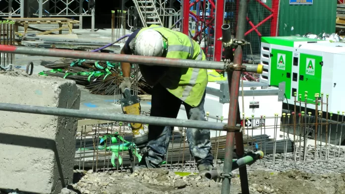 homem trabalhando em obra de construção