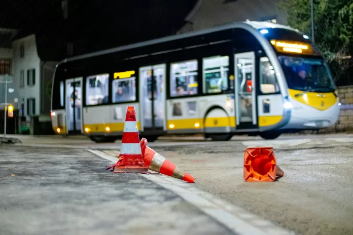 ônibus elétrico a noite