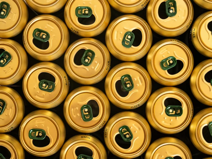 latas de alumínio douradas