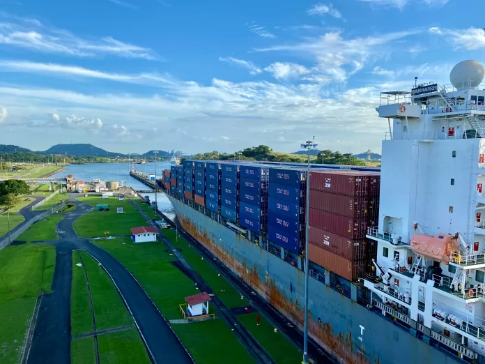 porto com navio atracado carregado com diversos containeres