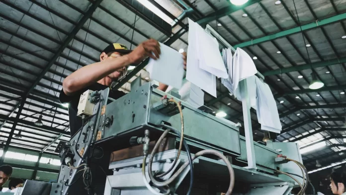 homem trabalhando em fábrica de papel