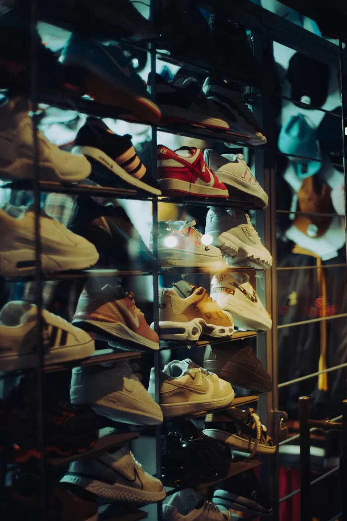 Mostruário de tênis e sapatos