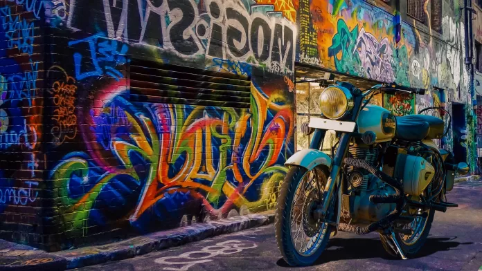 Moto Royal Enfield em linha de montagem, ilustração de nova fábrica em Manaus