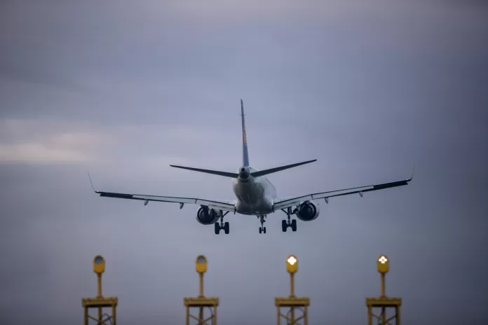 avião pusando em aeroporto