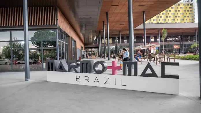 totem com escrita marmomac em um pavilhão