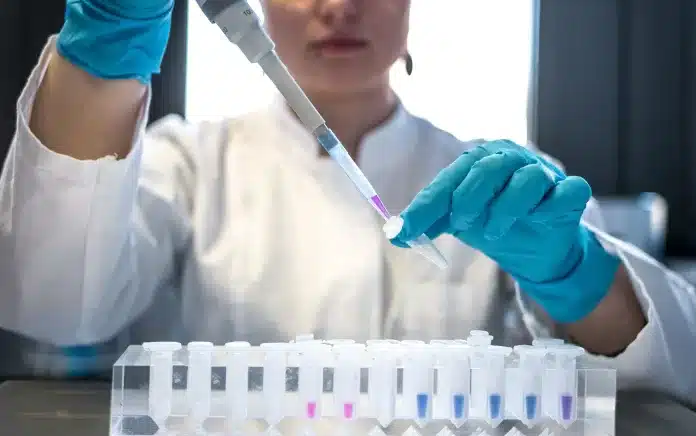 mulher em um laboratório