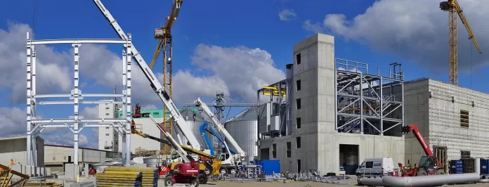 máquinas trabalhando na construção de galpão