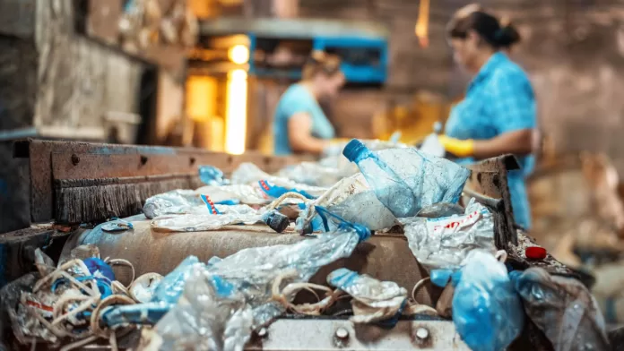 duas mulheres em linha de reciclagem