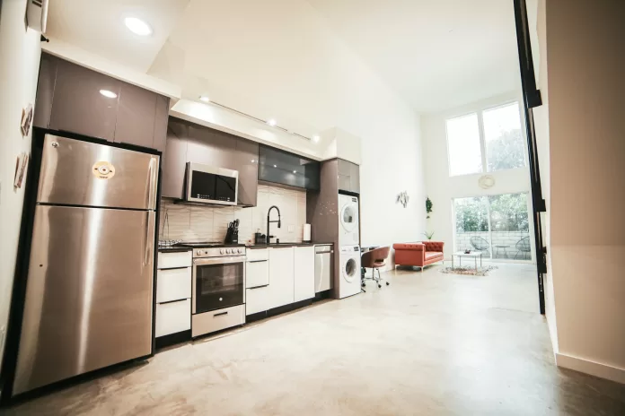 vista de uma cozinha com eletrodomésticos