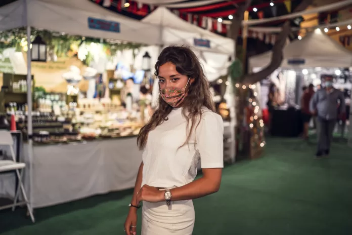 mulher em feira de negócios