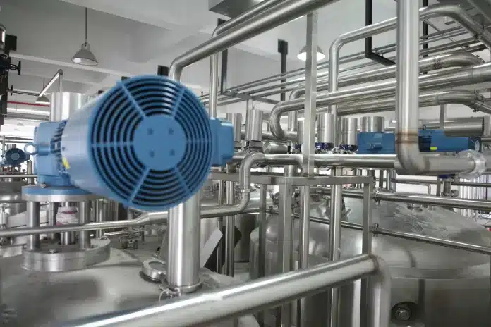 interior de fábrica com tubos em aço