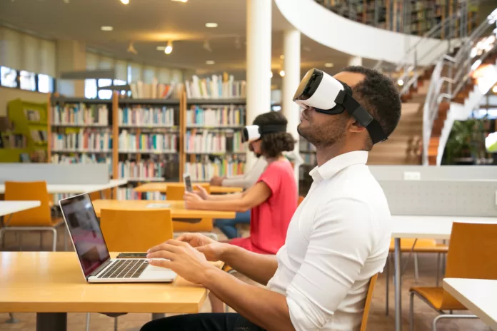 jovem usando óculos de realidade 3d em biblioteca