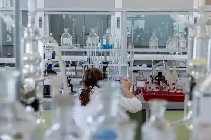 Pesquisador em laboratório