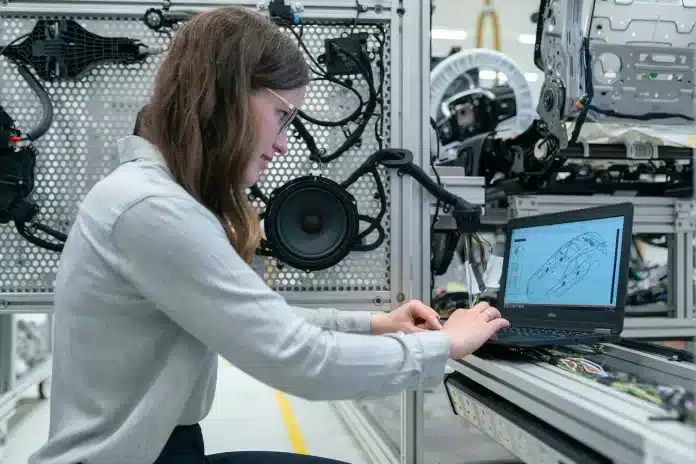 mulher em frente a computador