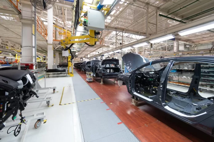 linha de montagem de carros