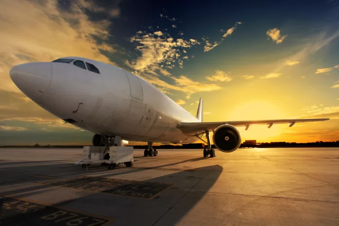 avião em pôr do sol