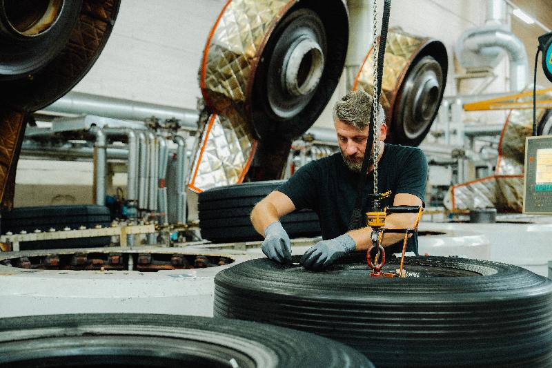 homem na fábrica da continental
