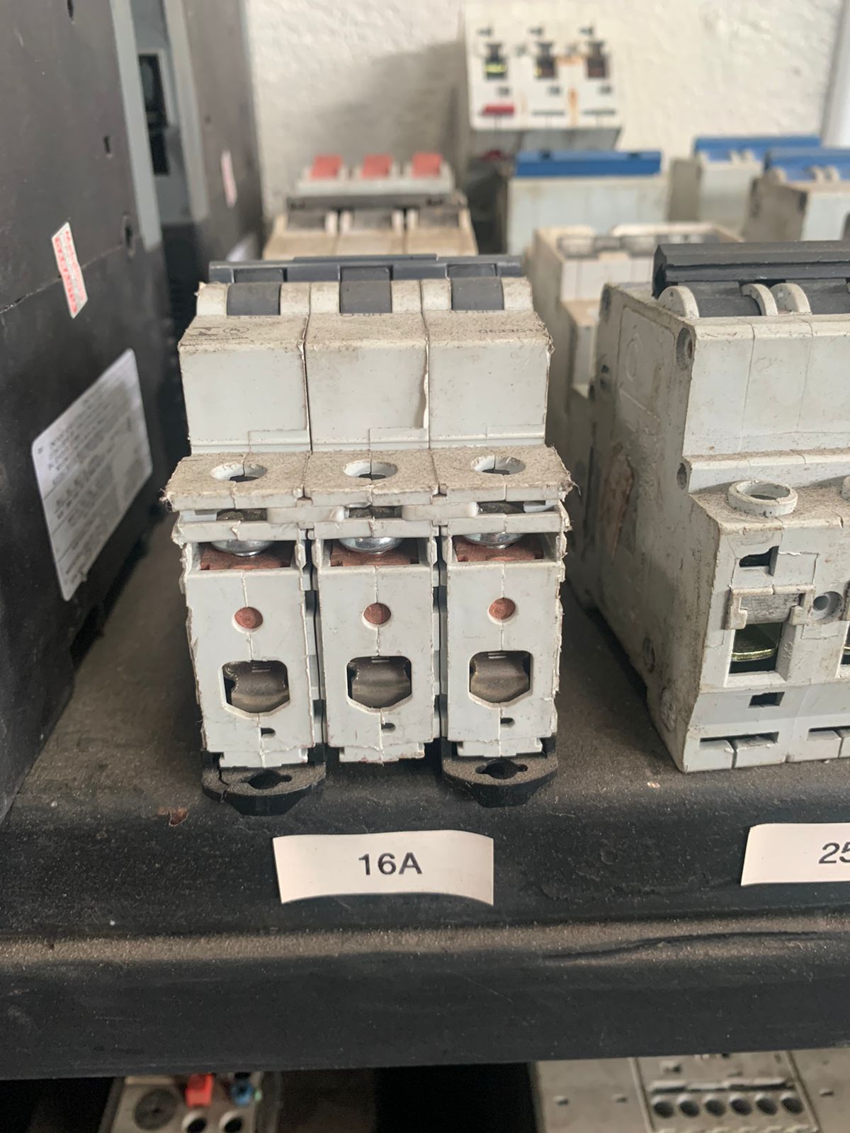 DISJUNTOR TRIPOLAR 80A USADO - C2743