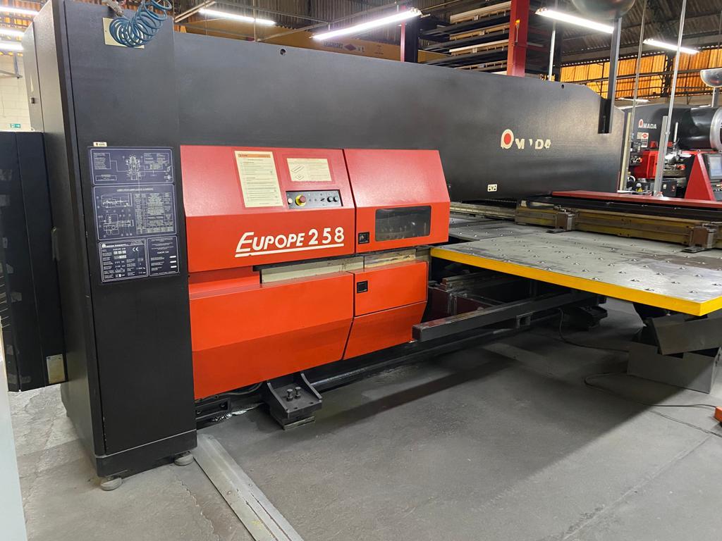 Puncionadeira CNC Amada Eur 258 2100mm 200kn ano 2001 C7453