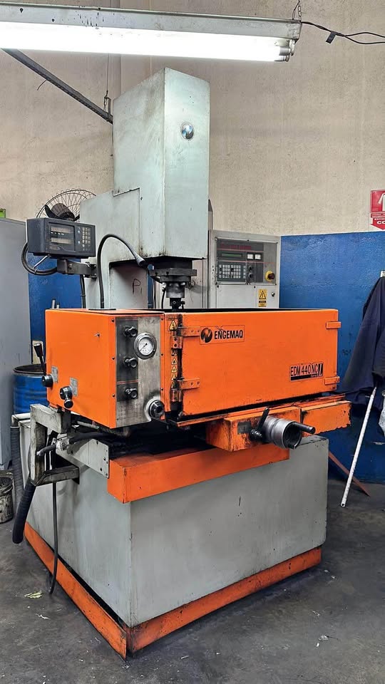 Eletroerosão por penetração Engemaq EDM 440 NC/ 40