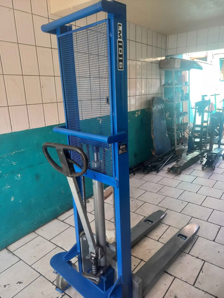 Empilhadeira Paletrans 1000 kg